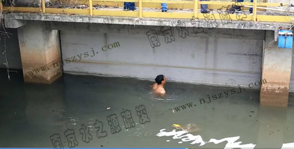 工人潛入污水中，將閘門底雜物清除，關(guān)嚴(yán)閘門5.png